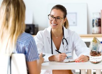 Los médicos españoles, obligados a pasar la gorra después de cada consulta