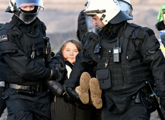 Greta Thunberg, todavía transportada por los tres policías, empieza a sospechar que se han perdido