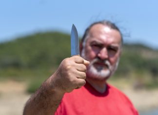 Dona a sus hijos una cantidad proporcional de armas para que se peleen por su herencia en igualdad de condiciones