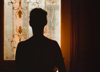 Contrata a un asesino a sueldo para recuperar un mechero