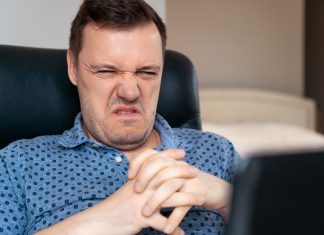 Una persona que no se ha reído con una sátira pregunta si «esto es humor»