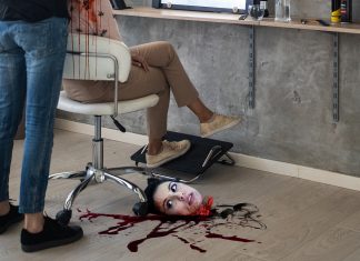 «Solo quería que me cortase un poco las puntas», dice la cabeza cercenada de una mujer en el suelo de una peluquería