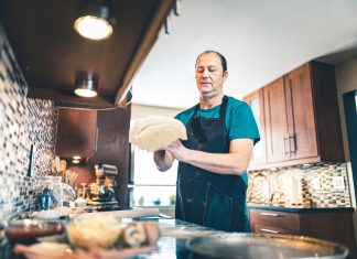 Que papá se haya puesto a hornear pan podría indicar que la pandemia vuelve a entrar en fase crítica