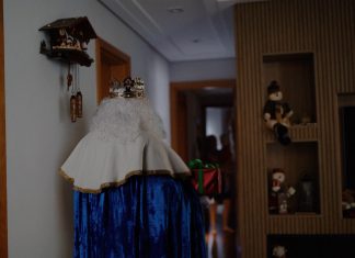 Unos padres creen que su hijo ya es lo suficientemente mayor como para decirle que los Reyes Magos no existen y que los que abusaron sexualmente de él fueron el tío Fermín, su amigo El Chirlas y el primo Fabián disfrazados