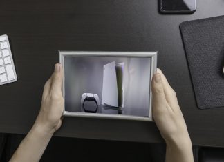 Un trabajador tiene una fotografía de una Play Station 5 en su escritorio para recordar por qué trabaja