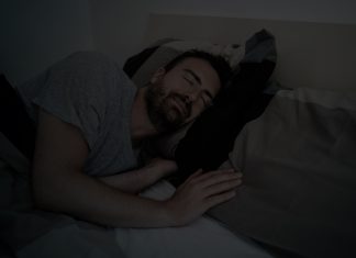 Las migraciones climáticas ya están aquí: este hombre se ha movido 60 centímetros hacia un lado de la almohada más fresquito