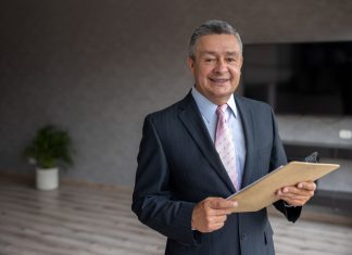 «Pues, si tanto te gusta, ¿por qué no te lo quedas tú?» y otras preguntas pasivo-agresivas que hacerle al comercial de la inmobiliaria