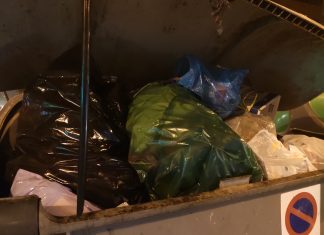 Nutriscore puntúa con una A una bolsa de basura que sobresale de un contenedor de Barcelona