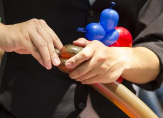 Un mago consigue convertir un globo espía en un precioso perrito espía