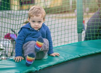Unos padres graban orgullosos con el móvil el momento exacto en el que su hijo descubre que la manipulación y la mentira son herramientas efectivas para obtener lo que uno desea de los demás