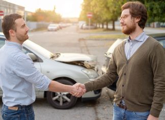 Tras un parte amistoso, dos conductores deciden chocar de nuevo la semana que viene para que la relación no se enfríe