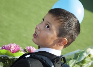 Un niño, convencido de que China le está espiando porque su fiesta de cumpleaños está llena de globos