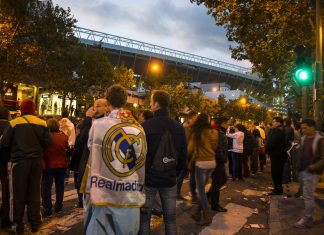 La afición del Real Madrid le pide a Xavi que se vaya
