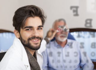 Un oftalmólogo usa el test de visión como excusa para obligar a un paciente a leer su novela