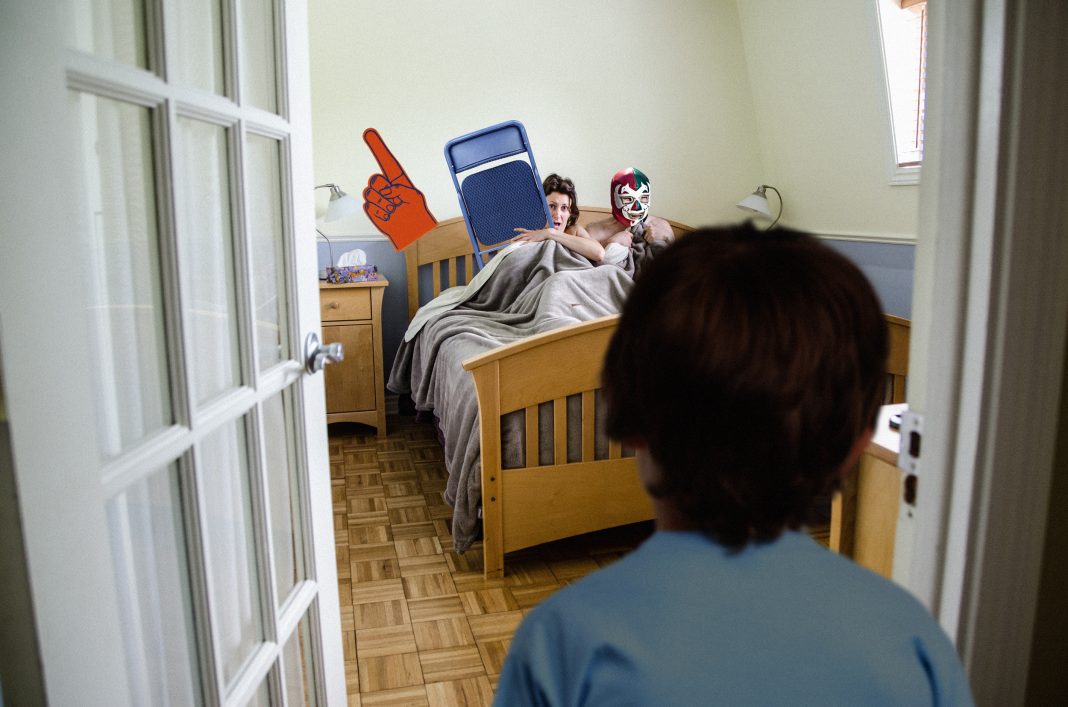 «Papá y mamá estaban follando», dice avergonzada una pareja a la que su