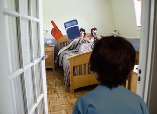 «Papá y mamá estaban follando», dice avergonzada una pareja a la que su hijo sorprendió en la cama jugando a la lucha libre