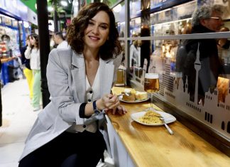 Ayuso cierra un acuerdo con Casa Dani para suministrar tortillas poco hechas a todas las residencias de ancianos de Madrid