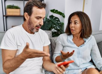 Deja a su marido al descubrir que estaba pagando Twitter Blue