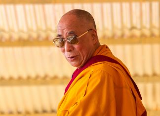 El Dalai Lama se disculpa tras pedir a un niño que le «chupe la polla»
