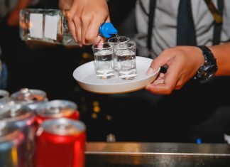 Los españoles ingresan seis mil euros al año revendiendo los chupitos invitación de la casa que regalan en los restaurantes