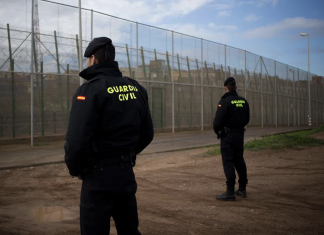 La Guardia Civil se concentra en la valla de Melilla para evitar la entrada del calor con pelotas de goma