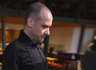 Tras escuchar a un cliente hablar durante media hora de la guerra y el calentamiento global, un camarero se arrepiente de haberle preguntado si estaba “todo bien”