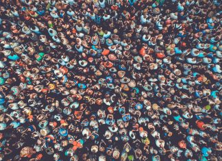 Debido al auge del poliamor, para 2050 toda España será una enorme pareja