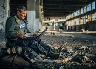 Después de vivir más de 26 conflictos armados, un reportero de guerra empieza a sospechar que el problema es él