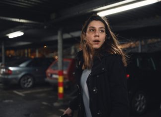 ¿La nueva princesa Diana? Esta mujer ha estampado su coche contra una columna del parking