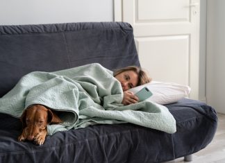 “Estoy llegando”, informa tu amiga desde el sofá de su casa