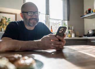¡Oh, no! Un político se ha liado con el móvil y ha creado un nuevo partido de izquierdas