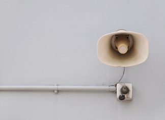 Unos padres cansados de repetir las cosas instalan un sistema de megafonía en todas las habitaciones de la casa