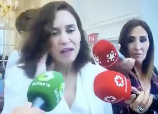 Ayuso niega que use pinganillo porque unas voces en la cabeza ya le dicen todo lo que tiene que hacer