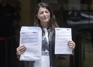 Olona admite que se equivocó con el registro y ahora, en vez de un nuevo partido, tiene una tienda de carcasas para móviles