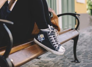 Una persona inmadura decide poner la pegatina «Bebé a bordo» en sus zapatillas