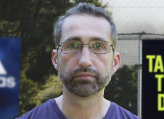 Este hombre se ha visto obligado a fingir que le interesa el fútbol, a entrenar un equipo y, tras 30 años en la profesión, presidir un club para “tener algo de qué hablar con los colegas”