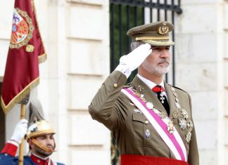 El rey Felipe amenaza con no hacer discurso de Nochebuena este año para recuperarse del «palizón» que se dará en julio con las generales