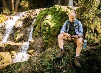 Un alpinista logra sobrevivir un año perdido en el bosque a base de pedidos de Glovo