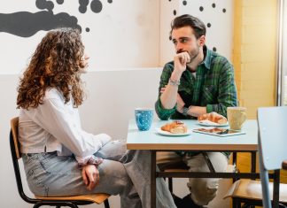 Una pareja, no lo suficientemente mal como para romper antes de hacer un viaje ya pagado