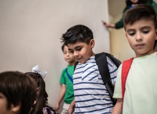 Regresa a casa con los 32 niños de la clase de su hijo para que su pareja le confirme cuál es el suyo