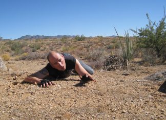 «Vendo abono para el Primavera», susurra un hombre jadeante tirado en una cuneta de Arganda del Rey desde hace días