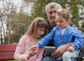 Un padre que nunca tuvo tiempo para sus hijos se da cuenta, ahora que es abuelo, de que tampoco se perdió gran cosa