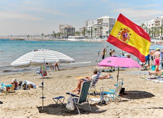 La derrota de Vox lleva a Desokupa a ofrecerse para conseguir huecos en la playa o asientos en el autobús