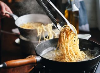 Cinco recetas rápidas de espaguetis que arruinarás por completo al calcular mal la cantidad y cocinar pasta para 1000 personas