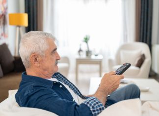 Un hombre alterna entre Telecinco y Antena 3 para asegurarse de que se informa de manera ecuánime y plural