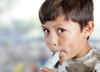Pacta con su vecina de Vox para censurar las clases de flauta dulce del niño de los del cuarto