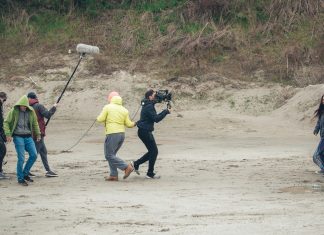 «No me montes una escenita», le pide a su pareja al ver que ha contratado actores, cámaras y un director de fotografía a media discusión