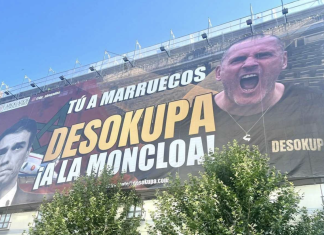 Feijóo asegura que la lona de Desokupa que tapa la sede de Génova no le molesta «porque en mi despacho siempre hace calor y así entra menos luz»