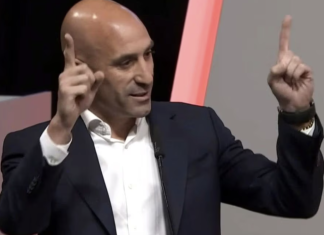 Luis Rubiales dimite de todos sus cargos tras leer y comprender “Vindicación de los derechos de la mujer” de Mary Wollstonecraft, “Escritos sobre la igualdad y en defensa de las mujeres” de Marie de Gournay y “Actos performativos y constitución del género: un ensayo sobre fenomenología y teoría feminista” de Judith Butler