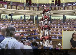 La presidenta del Congreso obliga a desmontar la torre humana que los diputados catalanes habían erigido alegando que ese es «nuestro auténtico idioma»